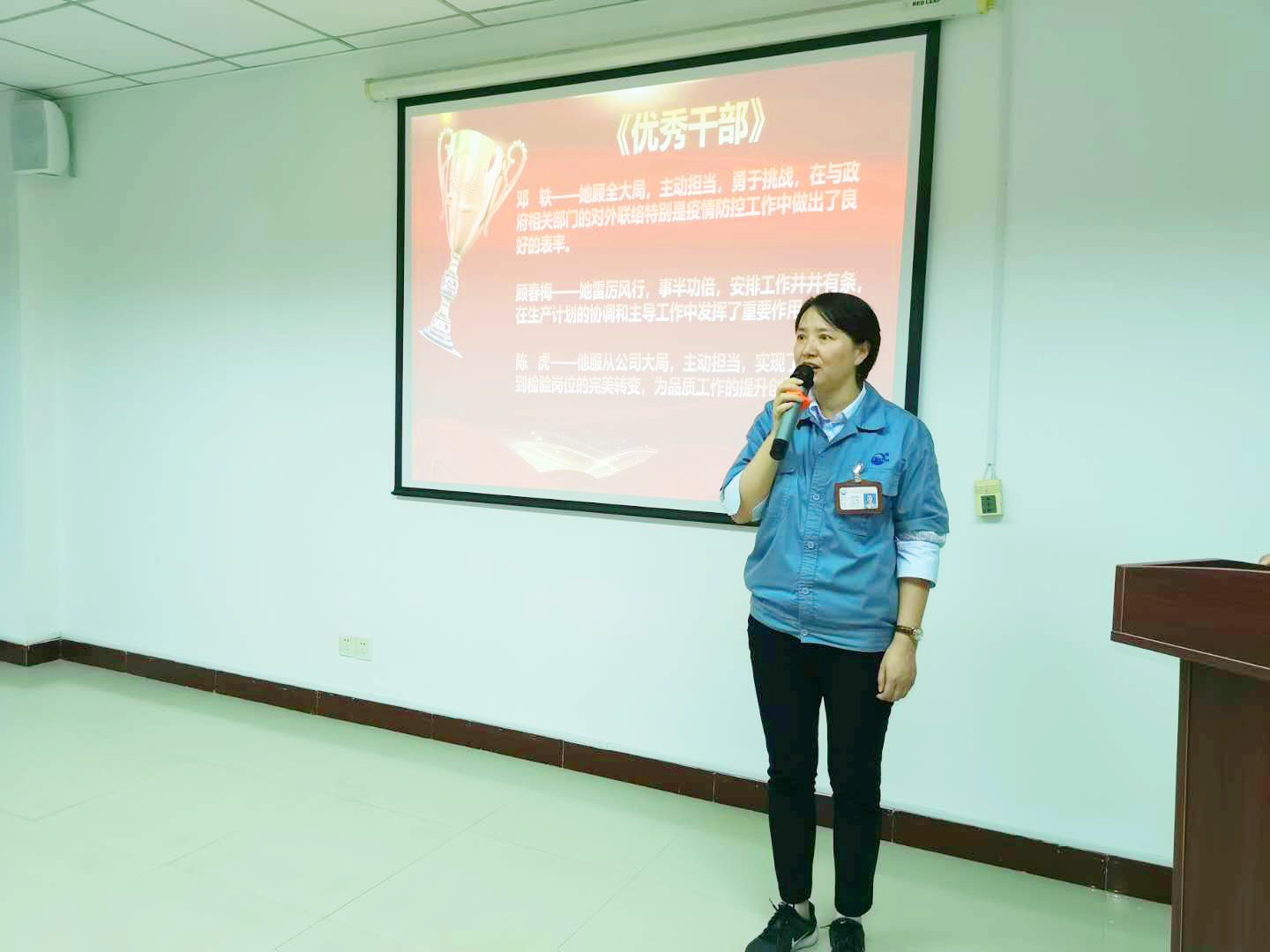 8 “優(yōu)秀干部”代表發(fā)表獲獎感言.jpg